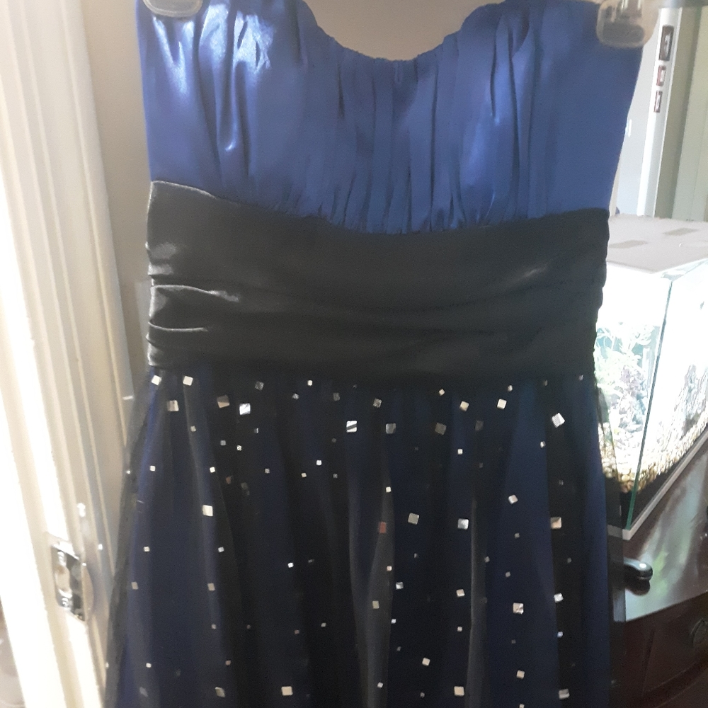 Short blue strapless dress